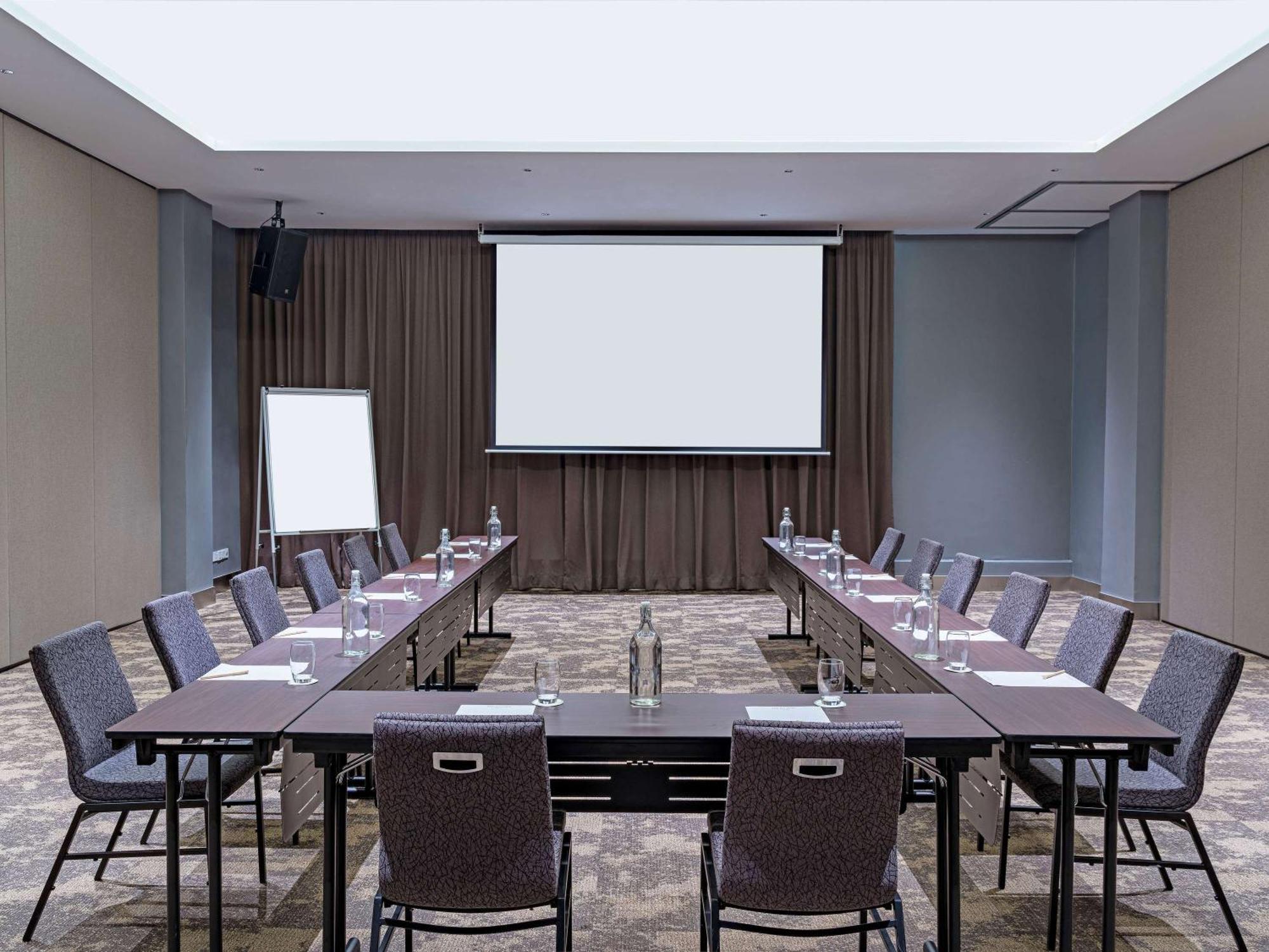 Mercure Living Putrajaya Exterior photo A meeting room