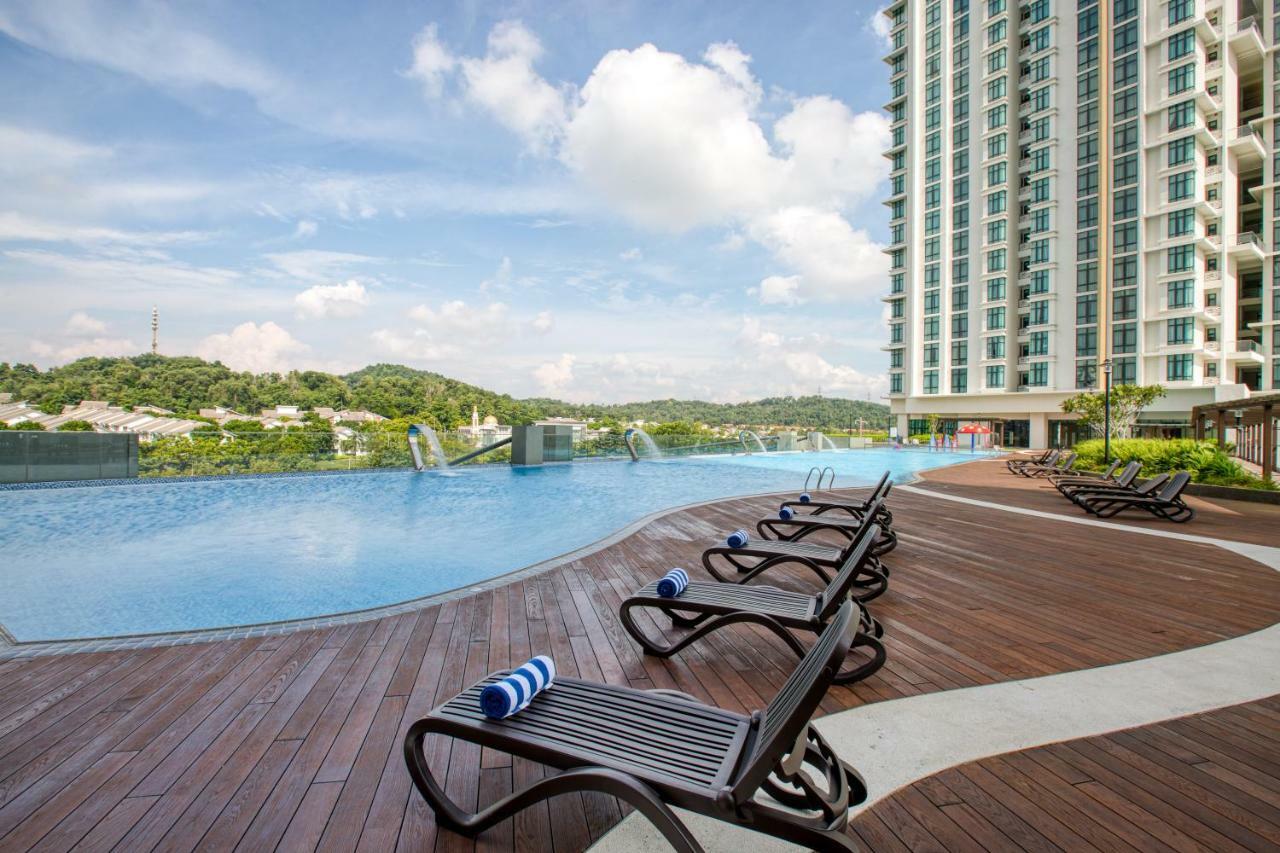Mercure Living Putrajaya Exterior photo Infinity Pool