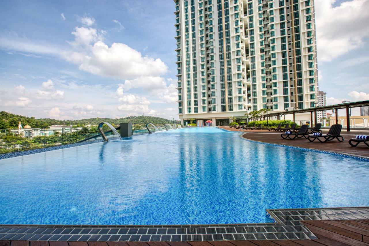 Mercure Living Putrajaya Exterior photo Infinity Pool
